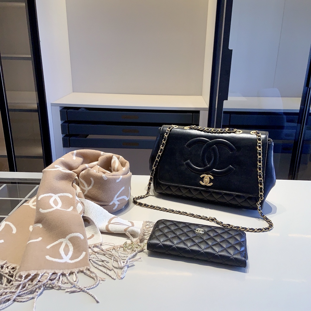 CHANEL シャネルギフトセット 3点 セット　Vintage CC Maxi Flapバック＋財布＋マフラー ブラック