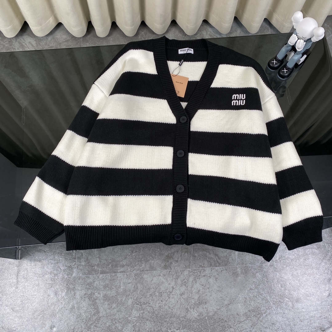 MiuMiu（ミュウミュウ）クラシックVネックストライプカーディガン セーター（ブラック＆ホワイト）