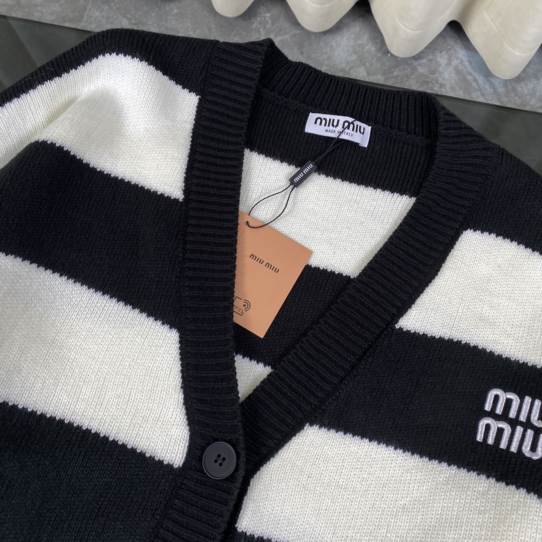 MiuMiu（ミュウミュウ）クラシックVネックストライプカーディガン セーター（ブラック＆ホワイト）