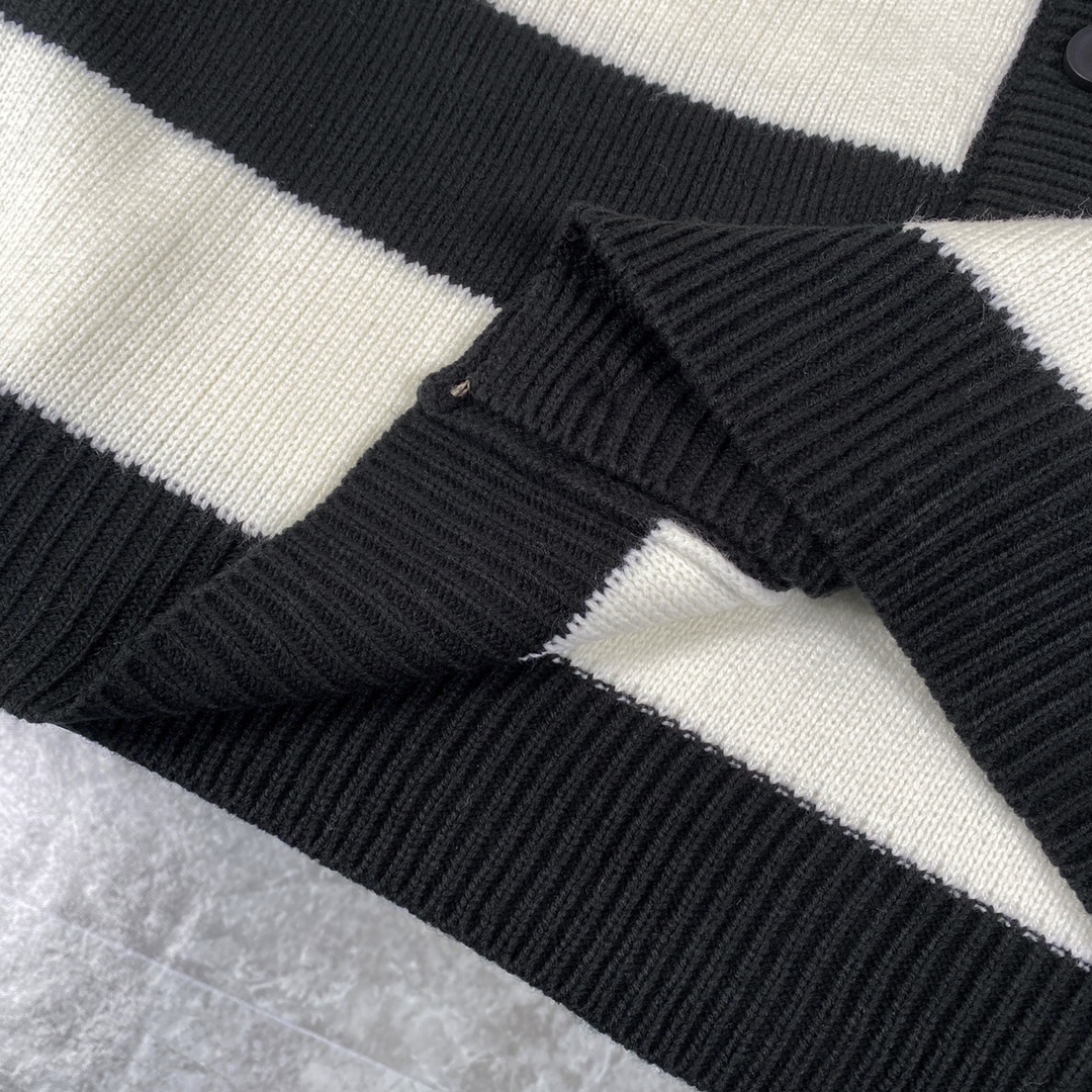 MiuMiu（ミュウミュウ）クラシックVネックストライプカーディガン セーター（ブラック＆ホワイト）