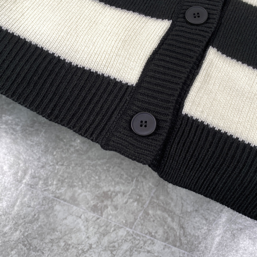 MiuMiu（ミュウミュウ）クラシックVネックストライプカーディガン セーター（ブラック＆ホワイト）