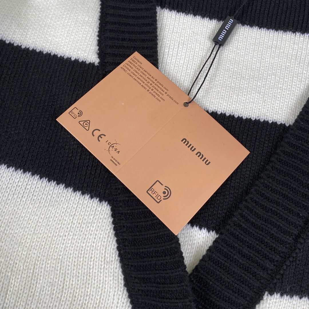 MiuMiu（ミュウミュウ）クラシックVネックストライプカーディガン セーター（ブラック＆ホワイト）