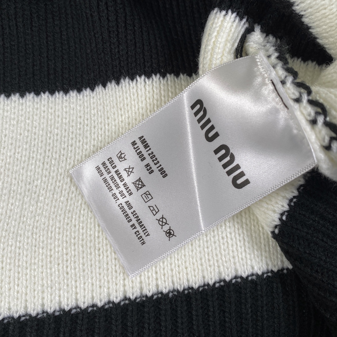 MiuMiu（ミュウミュウ）クラシックVネックストライプカーディガン セーター（ブラック＆ホワイト）