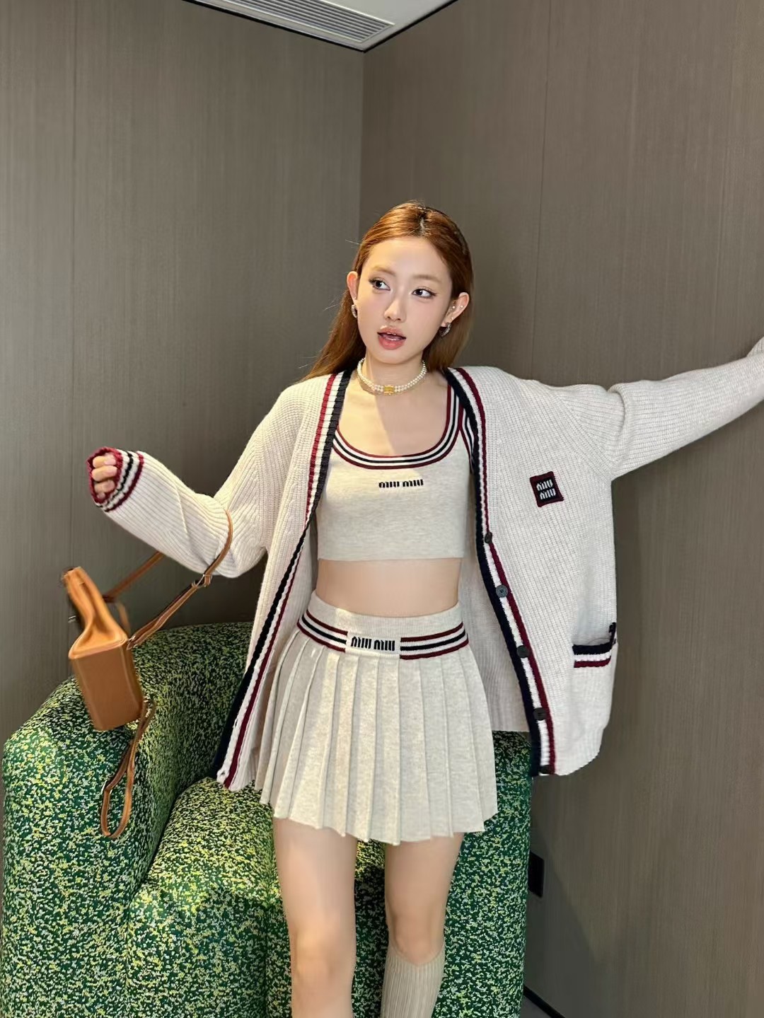 MiuMiu（ミュウミュウ）刺繍ロゴ入り字母カーディガンニットセーター