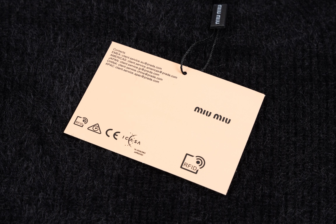 MIUMIU（ミュウミュウ）モヘア素材 ラウンドネックセーター