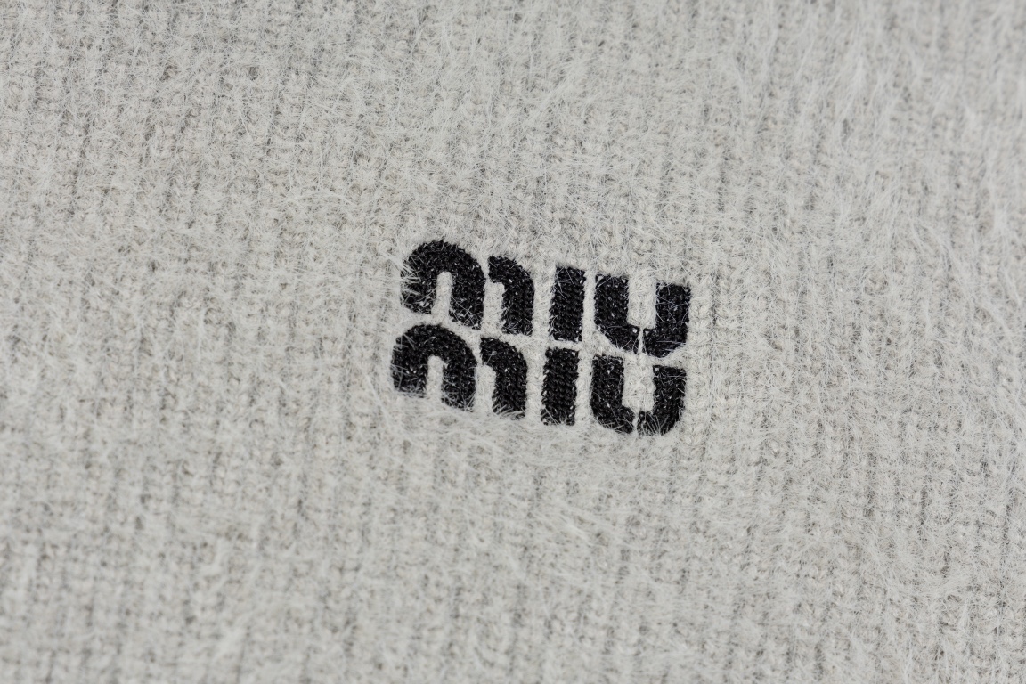 MIUMIU（ミュウミュウ）モヘア素材 ラウンドネックセーター