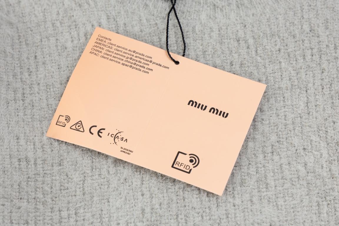 MIUMIU（ミュウミュウ）モヘア素材 ラウンドネックセーター