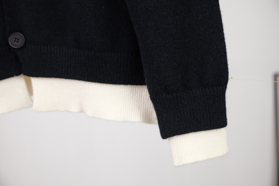 MiuMiu（ミュウミュウ） 24FW秋冬 フェイクレイヤードウールロゴカーディガン