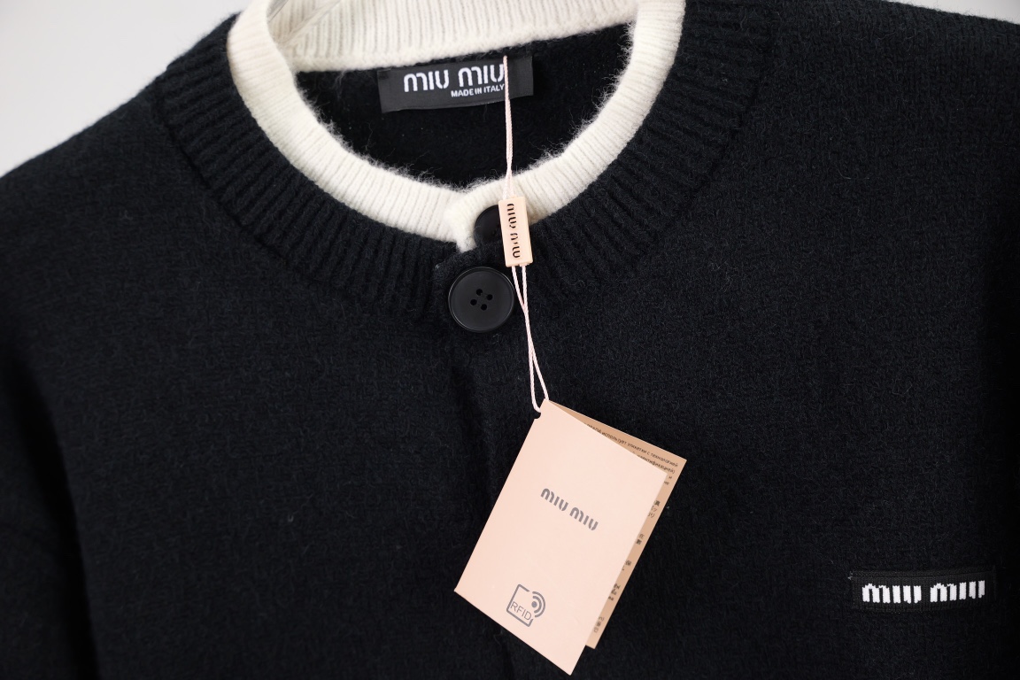 MiuMiu（ミュウミュウ） 24FW秋冬 フェイクレイヤードウールロゴカーディガン