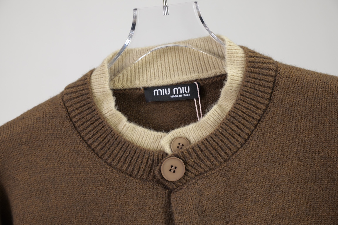 MiuMiu（ミュウミュウ） 24FW秋冬 フェイクレイヤードウールロゴカーディガン