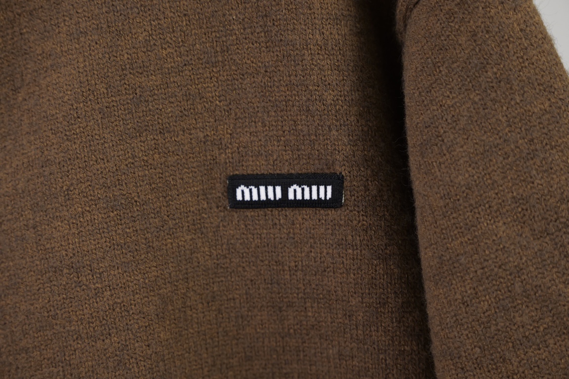 MiuMiu（ミュウミュウ） 24FW秋冬 フェイクレイヤードウールロゴカーディガン