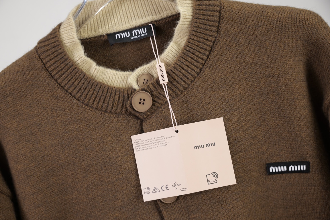 MiuMiu（ミュウミュウ） 24FW秋冬 フェイクレイヤードウールロゴカーディガン