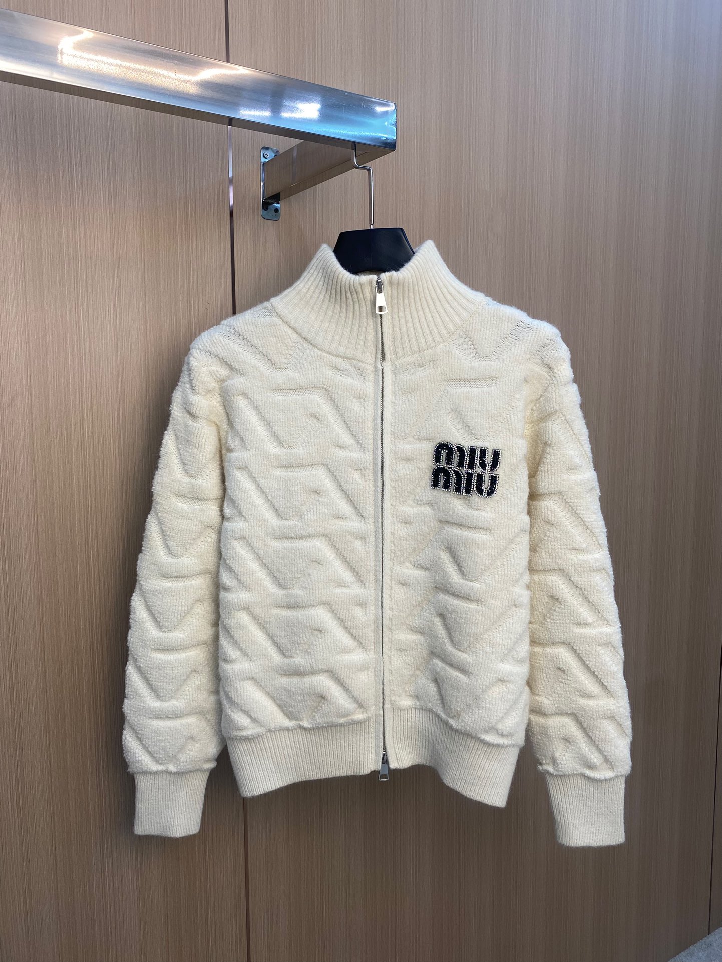 MIUMIU（ミュウミュウ） 新作 ダイヤ柄ハイネックジップニットカーディガン