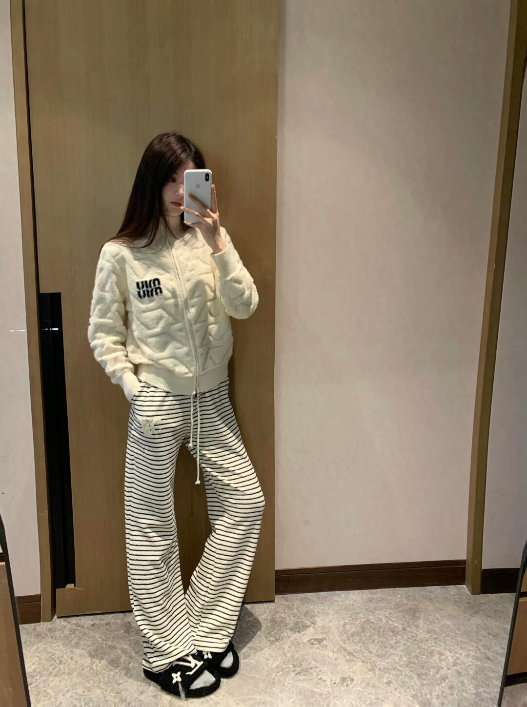 MIUMIU（ミュウミュウ） 新作 ダイヤ柄ハイネックジップニットカーディガン