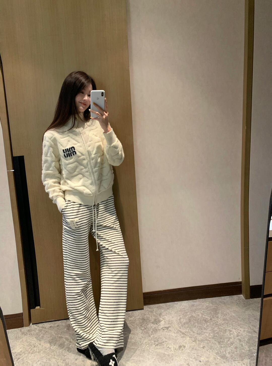 MIUMIU（ミュウミュウ） 新作 ダイヤ柄ハイネックジップニットカーディガン