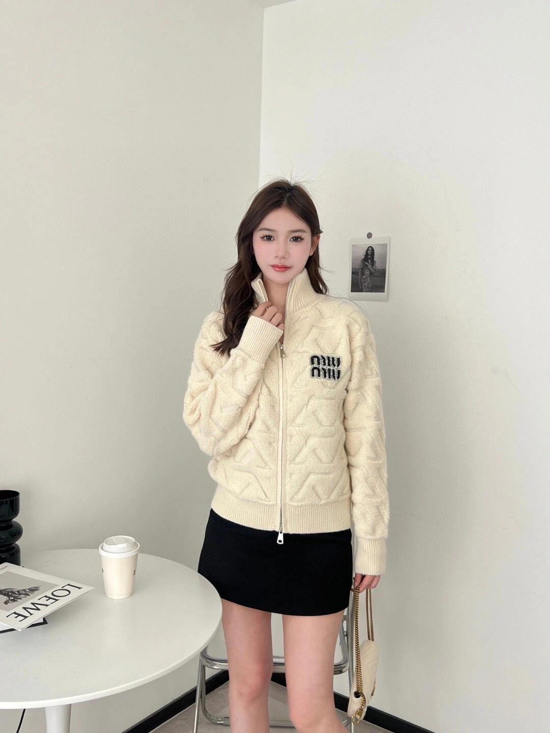 MIUMIU（ミュウミュウ） 新作 ダイヤ柄ハイネックジップニットカーディガン