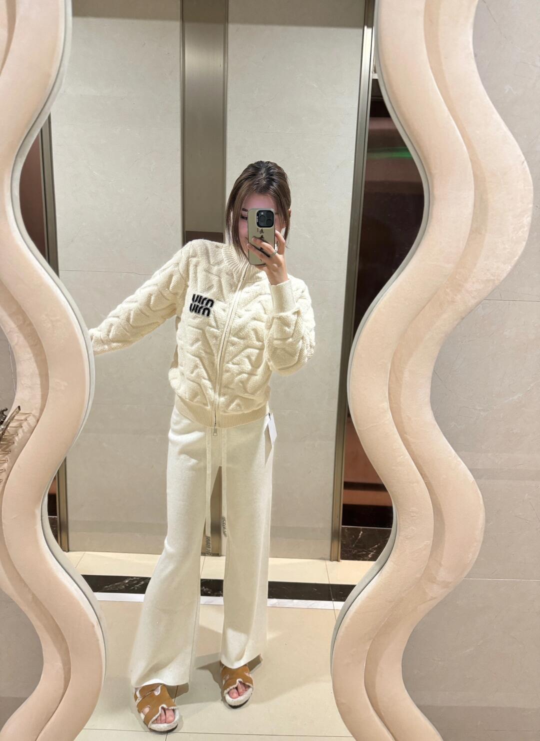 MIUMIU（ミュウミュウ） 新作 ダイヤ柄ハイネックジップニットカーディガン