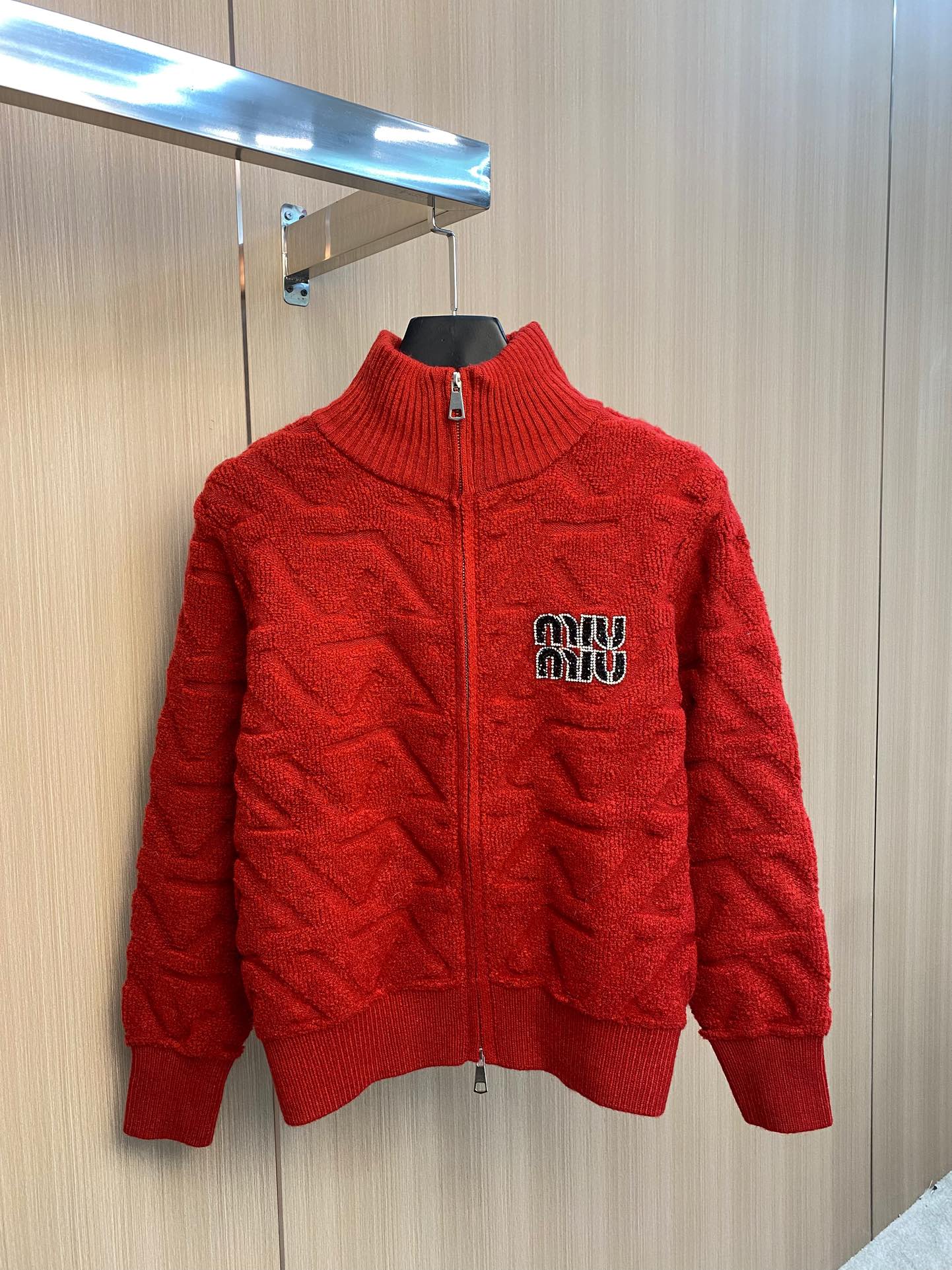 MIUMIU（ミュウミュウ） 新作 ダイヤ柄ハイネックジップニットカーディガン