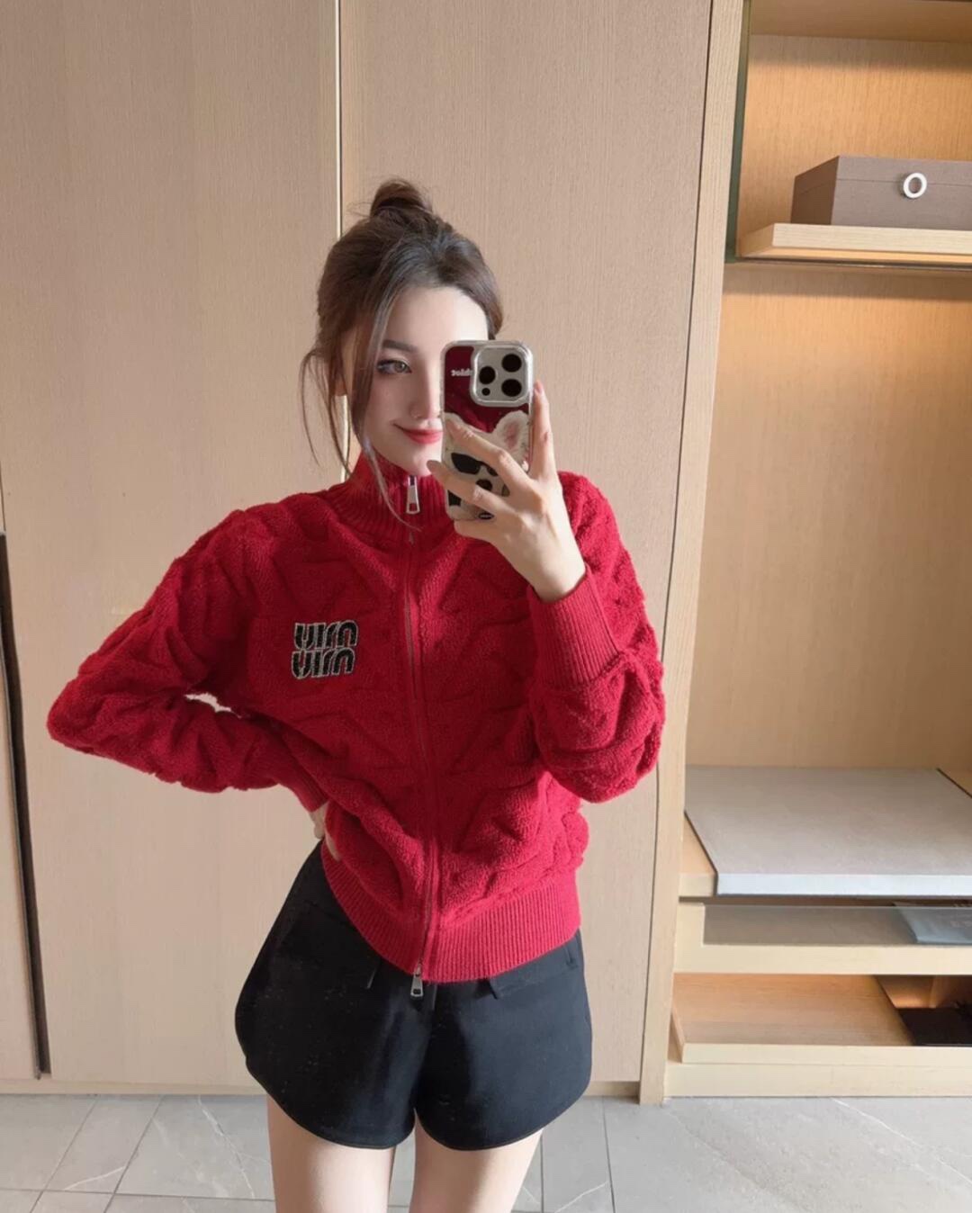 MIUMIU（ミュウミュウ） 新作 ダイヤ柄ハイネックジップニットカーディガン