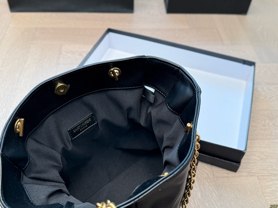 Saint Laurent le ラムスキンで買い物をする小さなジェイミー