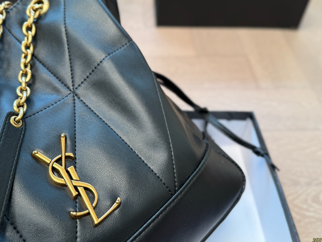 Saint Laurent le ラムスキンで買い物をする小さなジェイミー