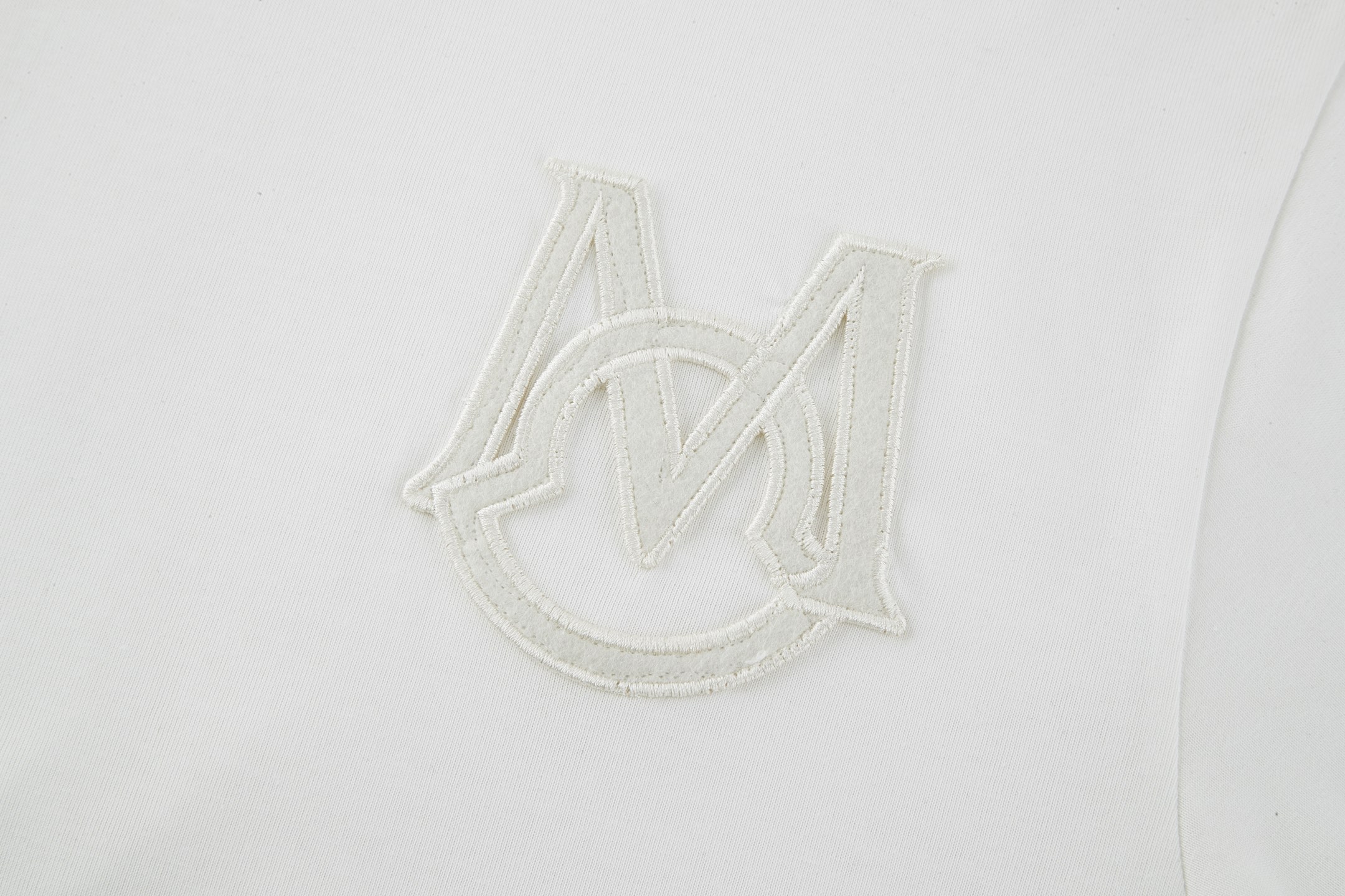 MONCLER モンクレール 刺繍ワッペンロゴ 半袖Tシャツ 　ブラック＆ホワイト　100％　男女兼用 mh0213