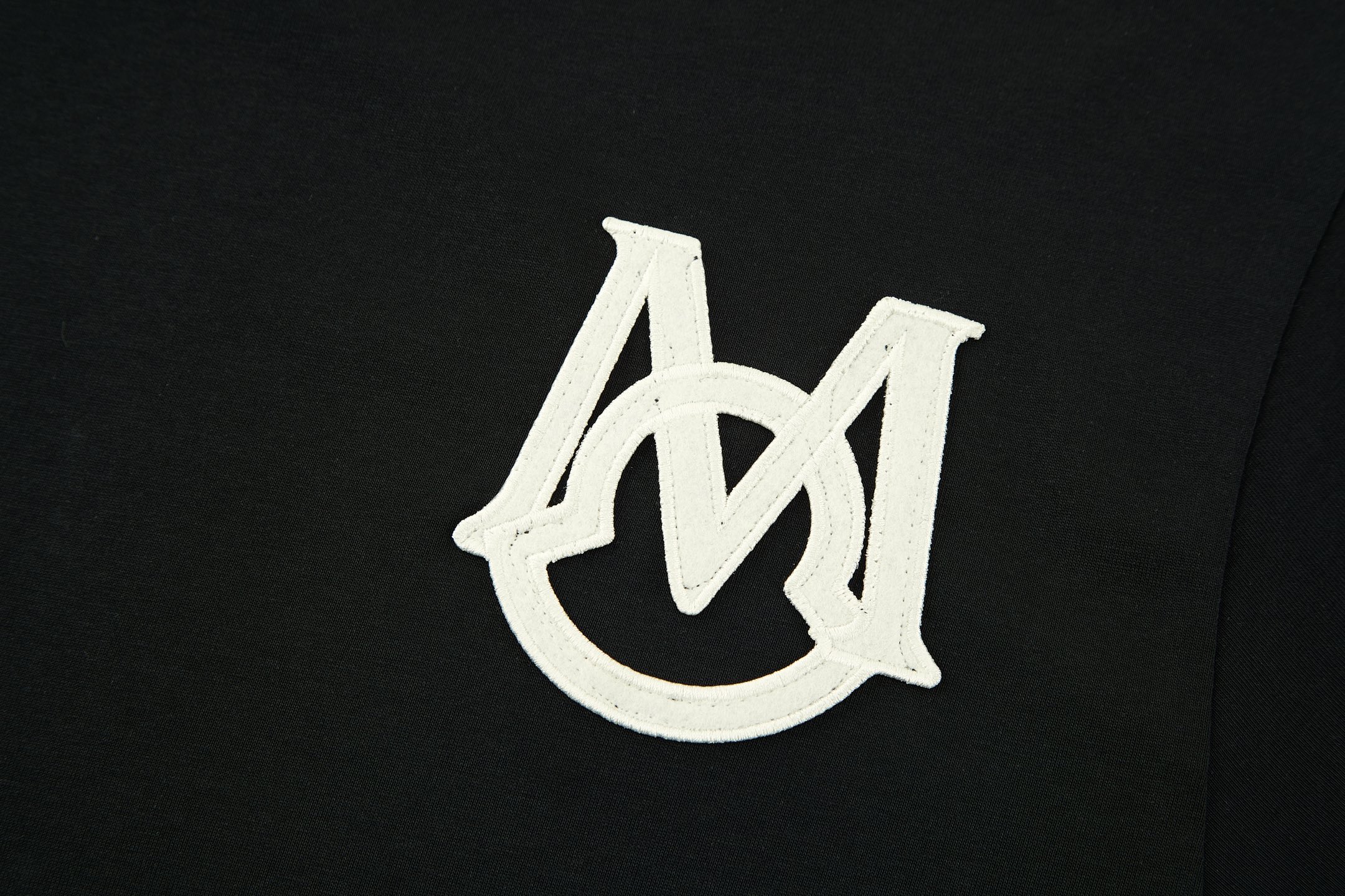 MONCLER モンクレール 刺繍ワッペンロゴ 半袖Tシャツ 　ブラック＆ホワイト　100％　男女兼用 mh0213