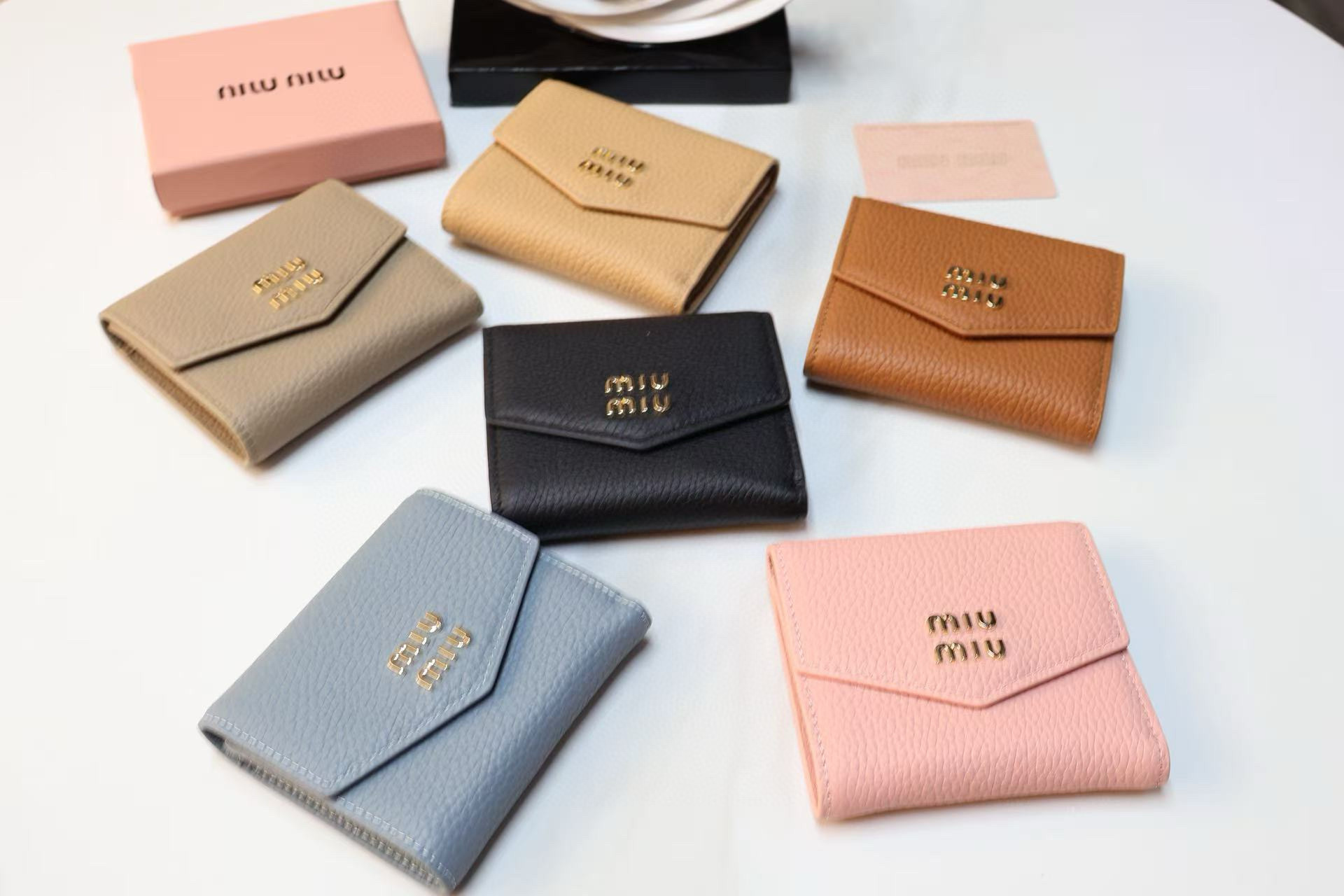 MIUMIU ヴィッテロダイノレザーフラップ付折り財布  mm136884