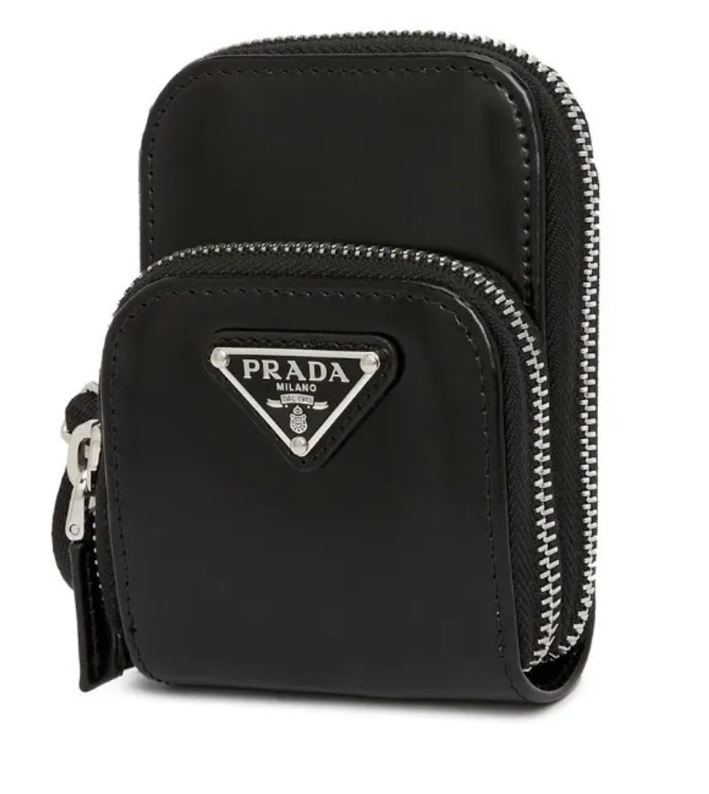 小さく持つ、大人のブラックスタイル｜PRADA BRUSHED LEATHER ミニクロスバッグを日常目線で見る-JAPAN DUTY FREE