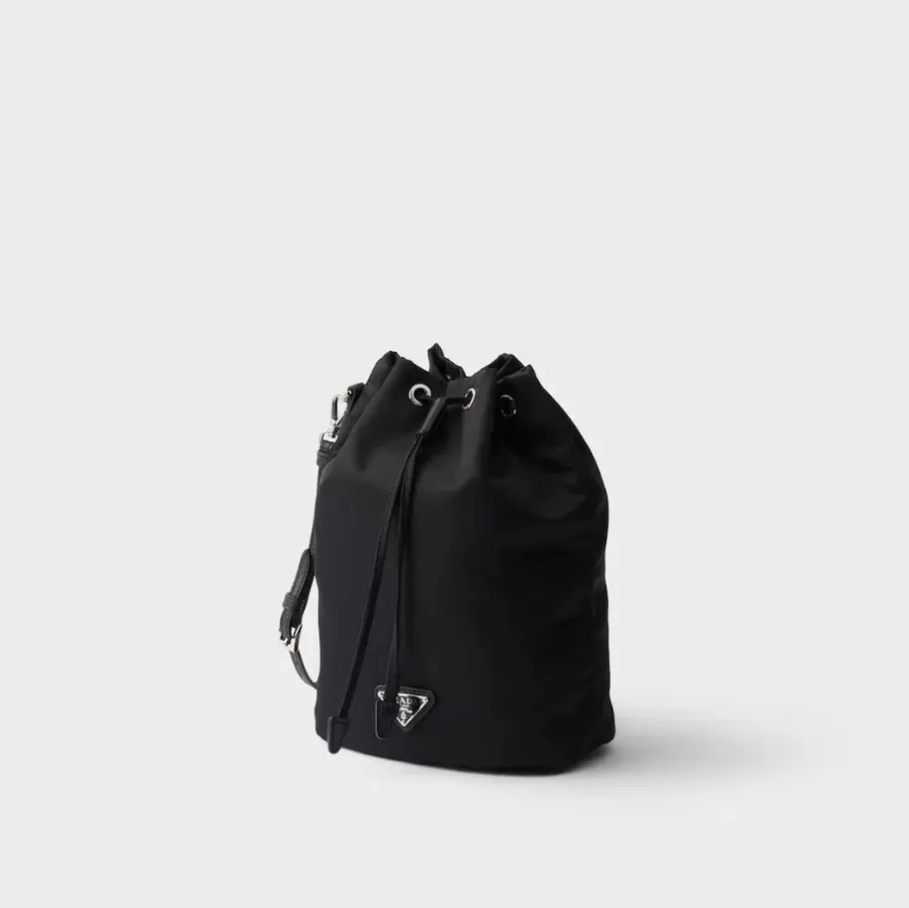 PRADA Re-Nylon ポーチを徹底レビュー｜サイズ感・収納・使い方・ブラックコーデまで解説-JAPAN DUTY FREE