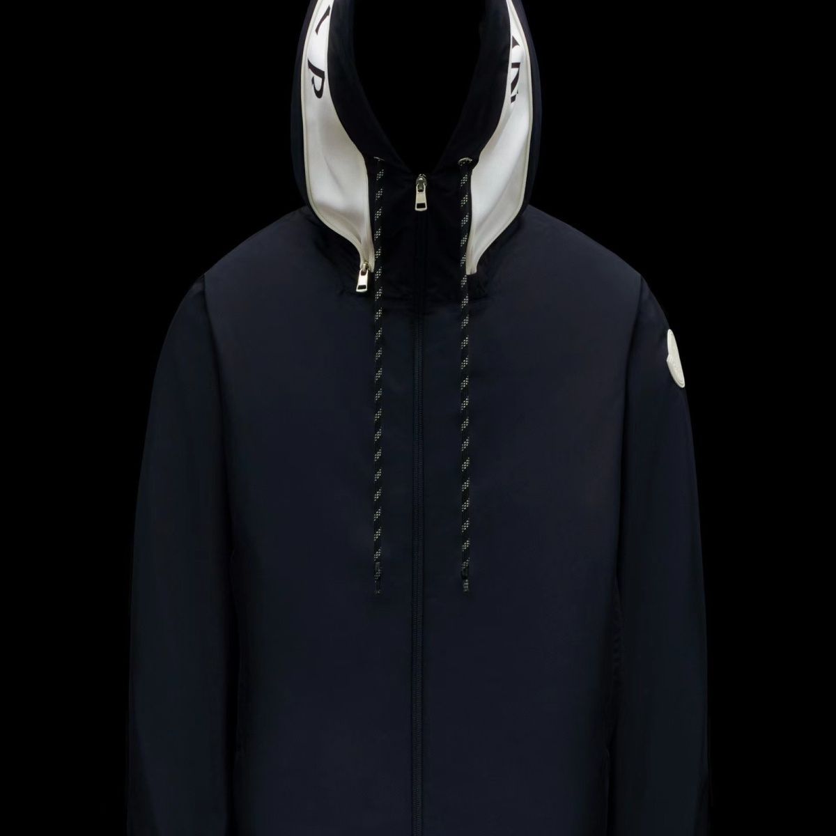 MONCLERショート丈のアルファベットキャップジャケットは男女同型