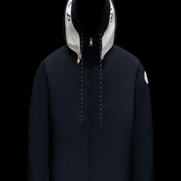 MONCLERショート丈のアルファベットキャップジャケットは男女同型