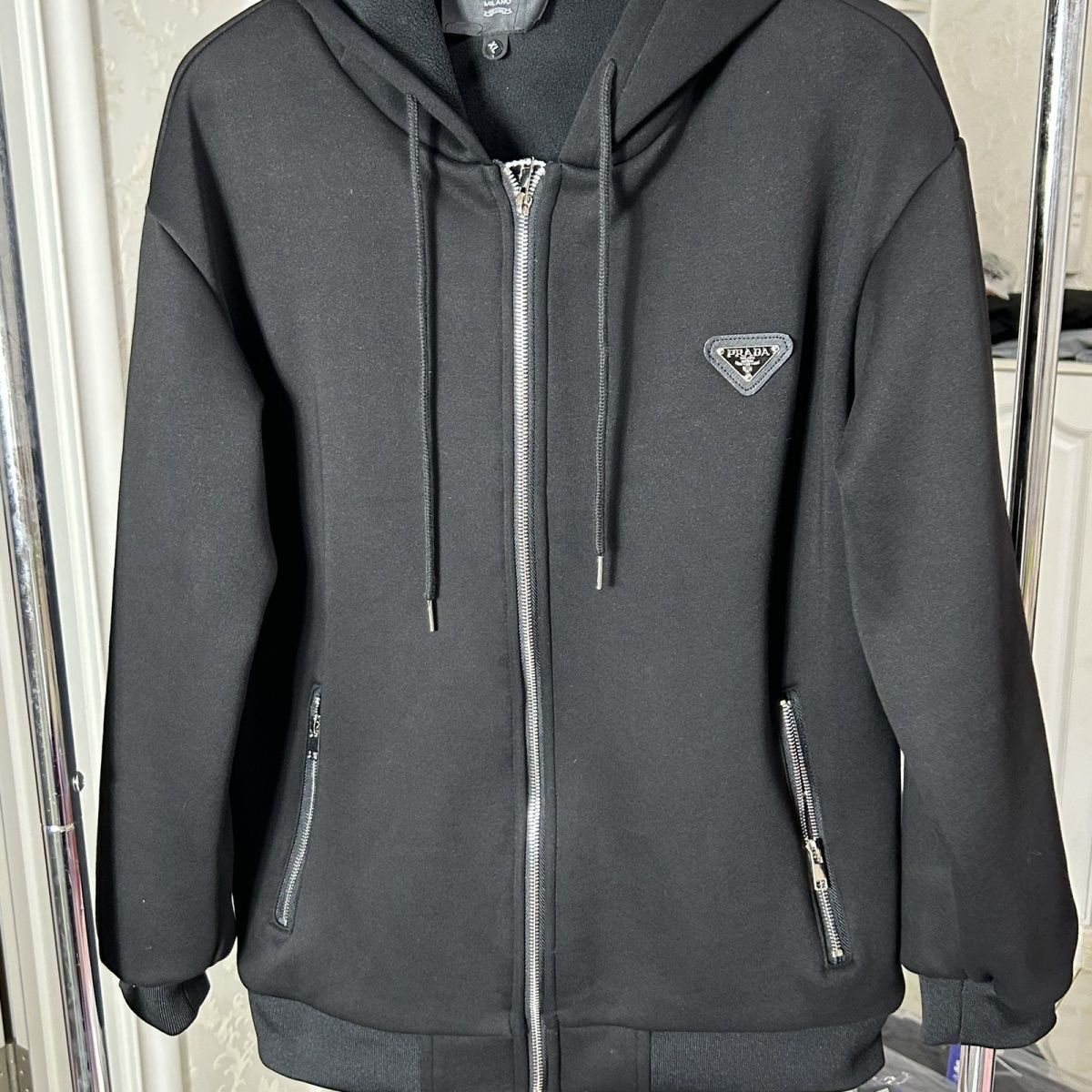 PRADA 逆三角柳釘連帽プリントスウェットコート パーカー