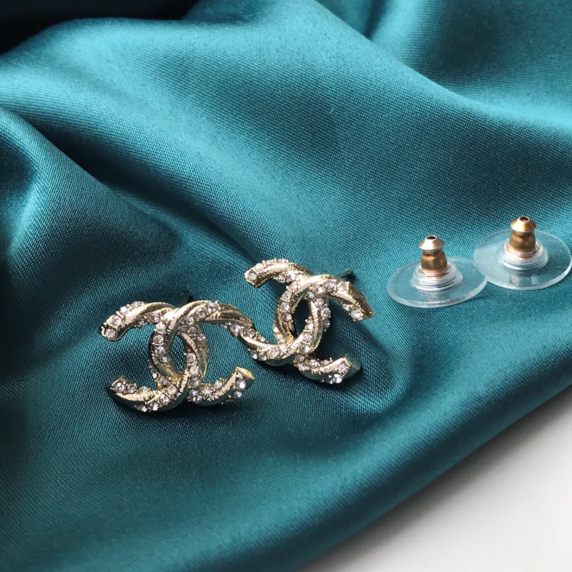 【国内発送/直営店】メタルダブルCダイヤモンドピアス