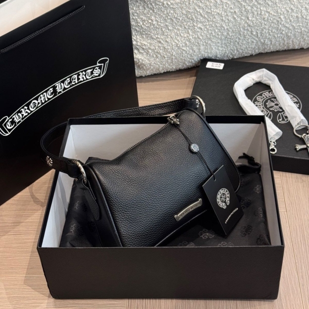 クロムハーツ レザーショルダーバッグ 黒 中型 チェーン付き