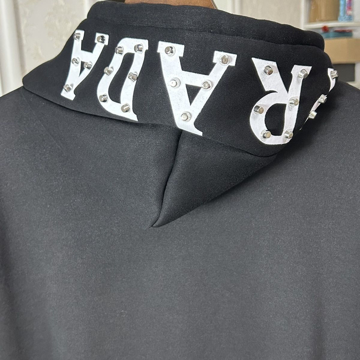 PRADA 逆三角柳釘連帽プリントスウェットコート パーカー