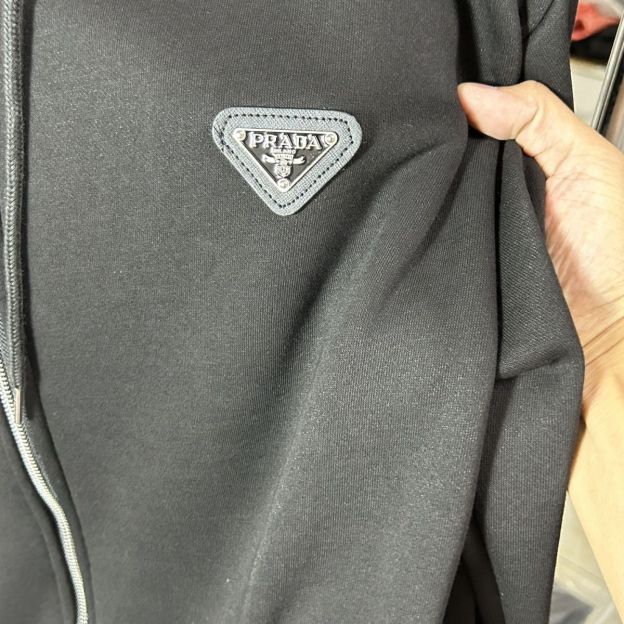 PRADA 逆三角柳釘連帽プリントスウェットコート パーカー