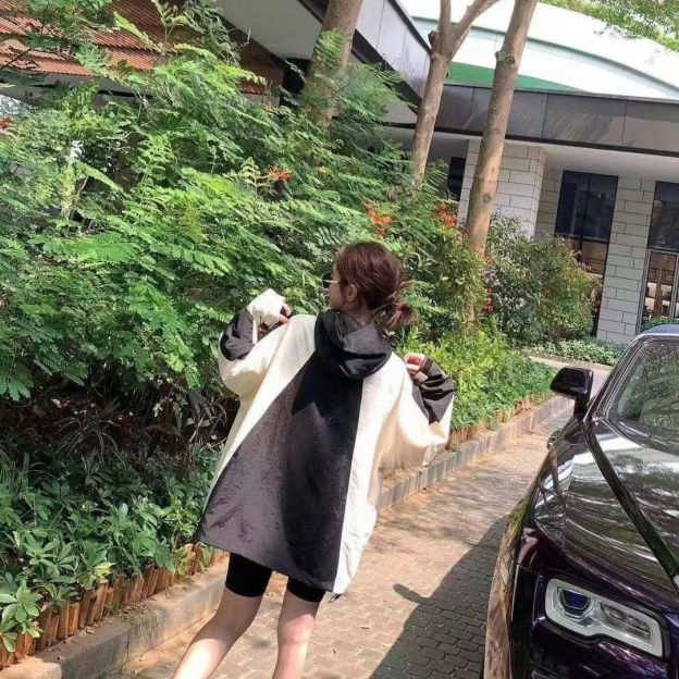 CHANELレトロ風インパクトカラーの連帽カーディガンコート