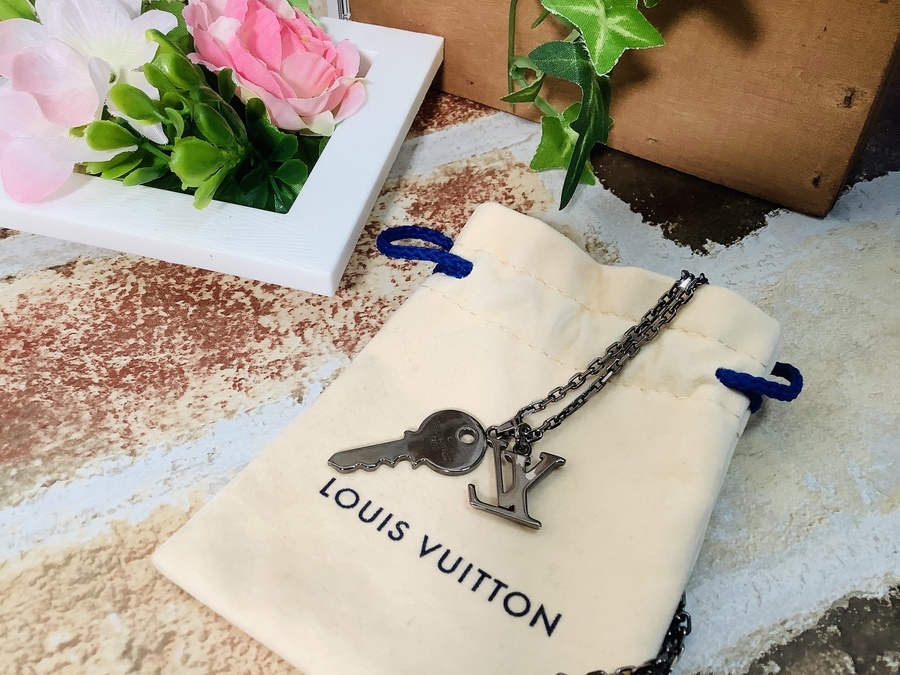 【国内発送/直営店】LV　イニシャル　キー　メンズ アクセサリー 箱 ラッピング ブラック ルテニウム ガンメタリック シルバー-JAPAN DUTY FREE