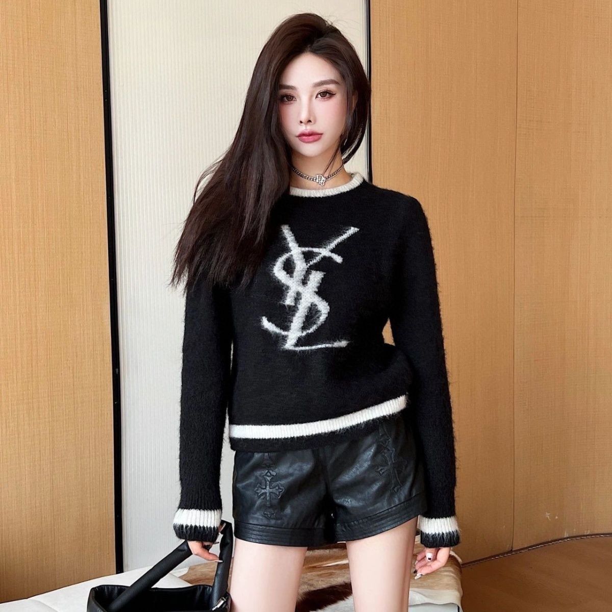 YSL 馬海毛胸に文字ロゴニットセーター   