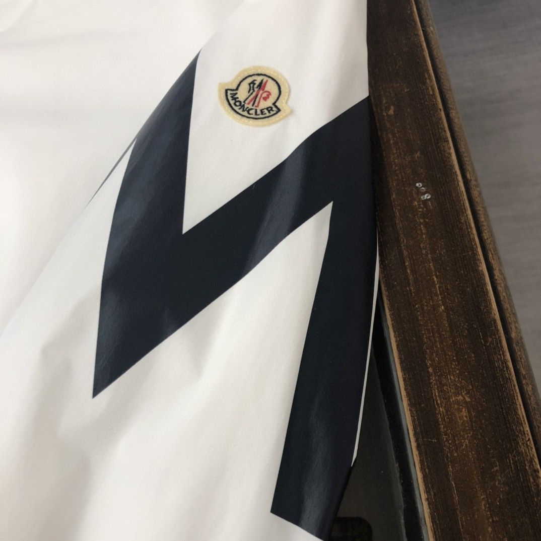 MONCLER春と秋の新作フード付きウインドブレーカージャケット