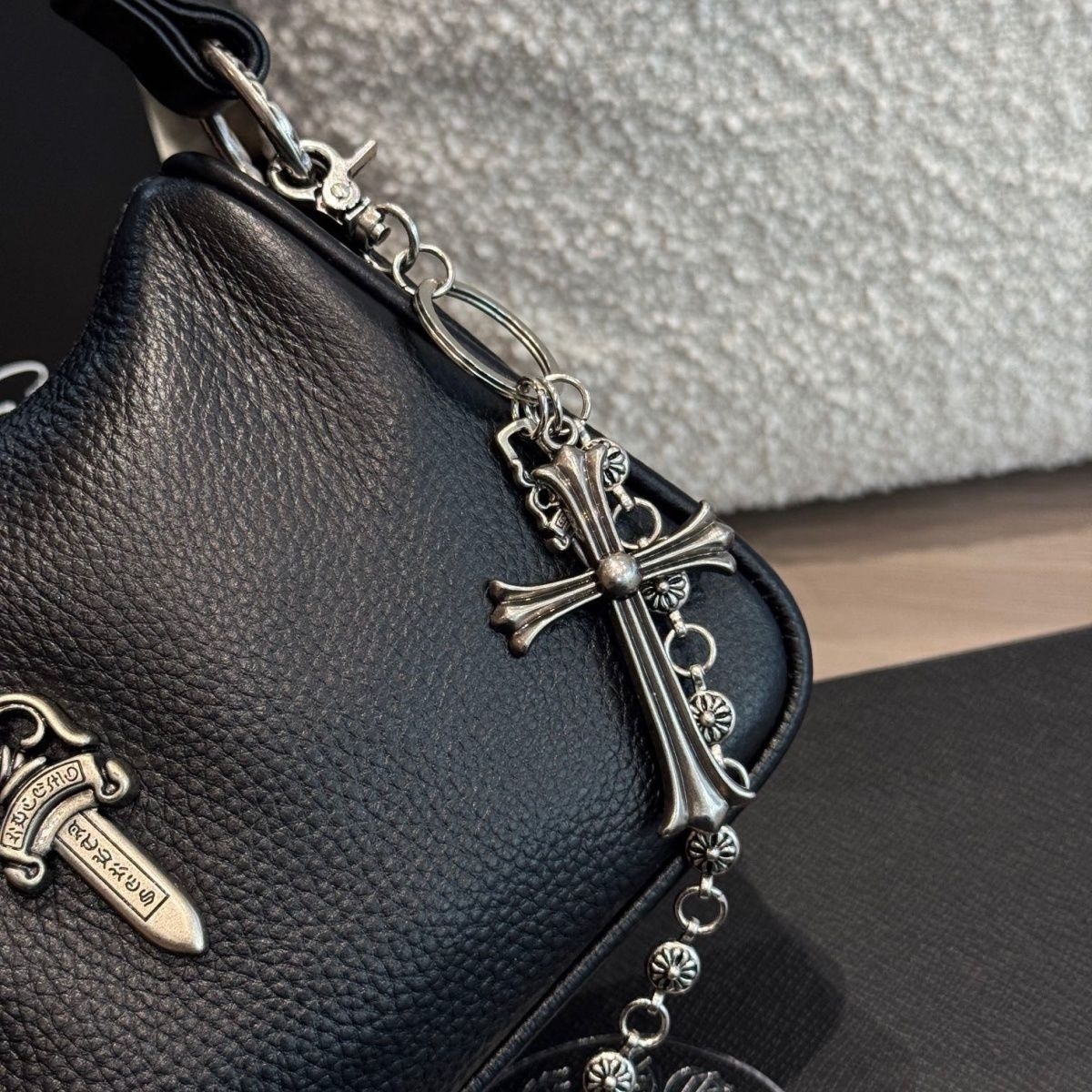 クロムハーツ レザーショルダーバッグ 黒 中型 チェーン付き