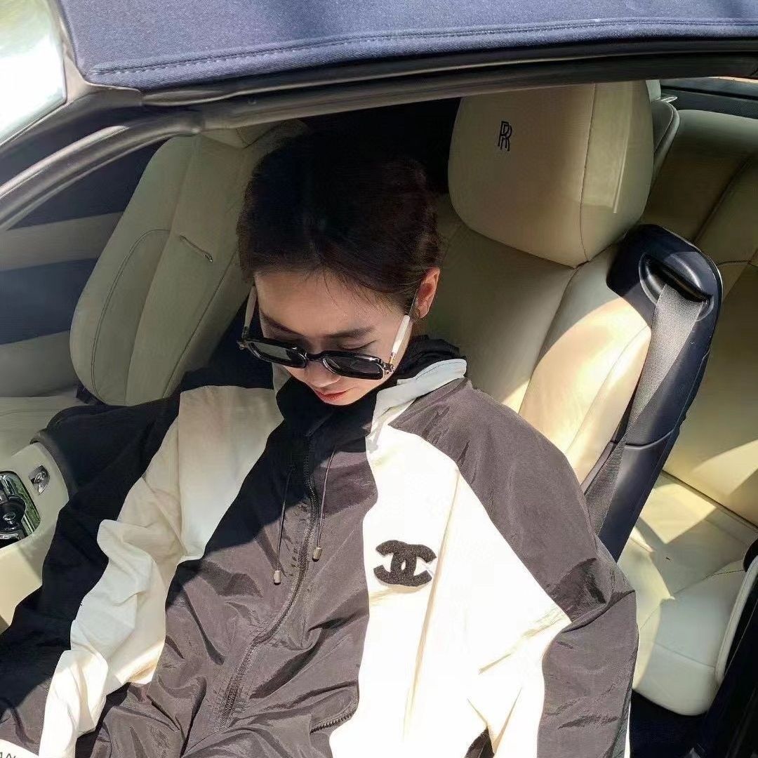 CHANELレトロ風インパクトカラーの連帽カーディガンコート