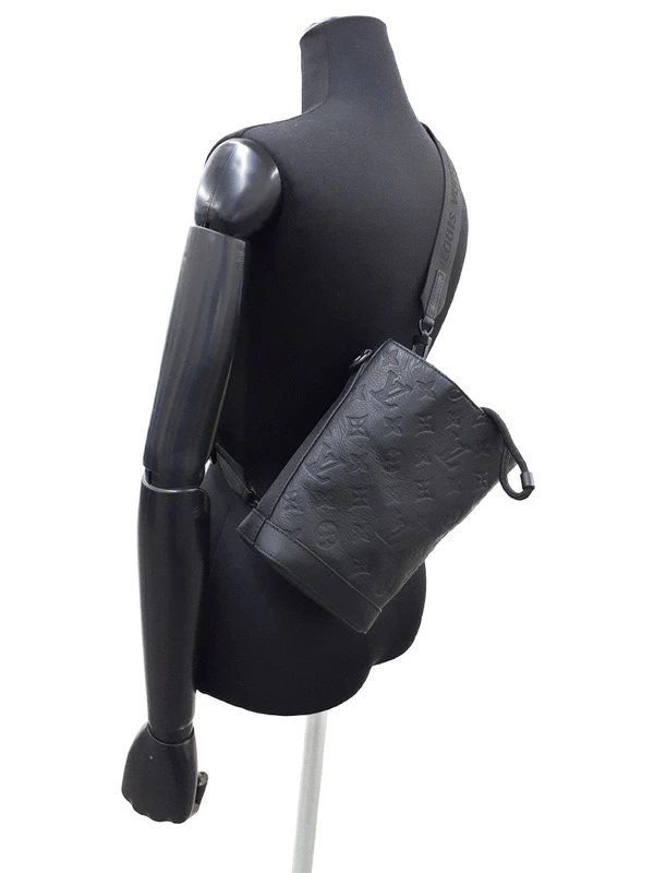 LOUIS VUITTON ルイ ヴィトン M82248 ノエ･スリング モノグラム･シャドウ カーフレザー メンズ ショルダーバッグ 斜め掛け ブラック-JAPAN DUTY FREE