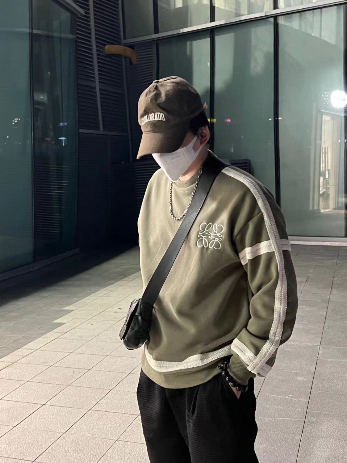 LOEWE コントラストの刺繍が施されたコート カーディガン   スウェットクル  パーカー