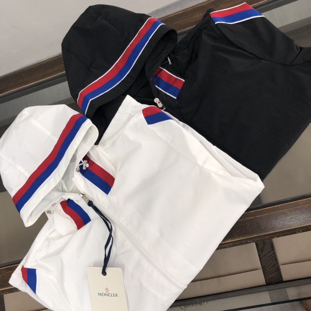 MONCLER人気の男性用ファスナー付きフード付きジャケット
