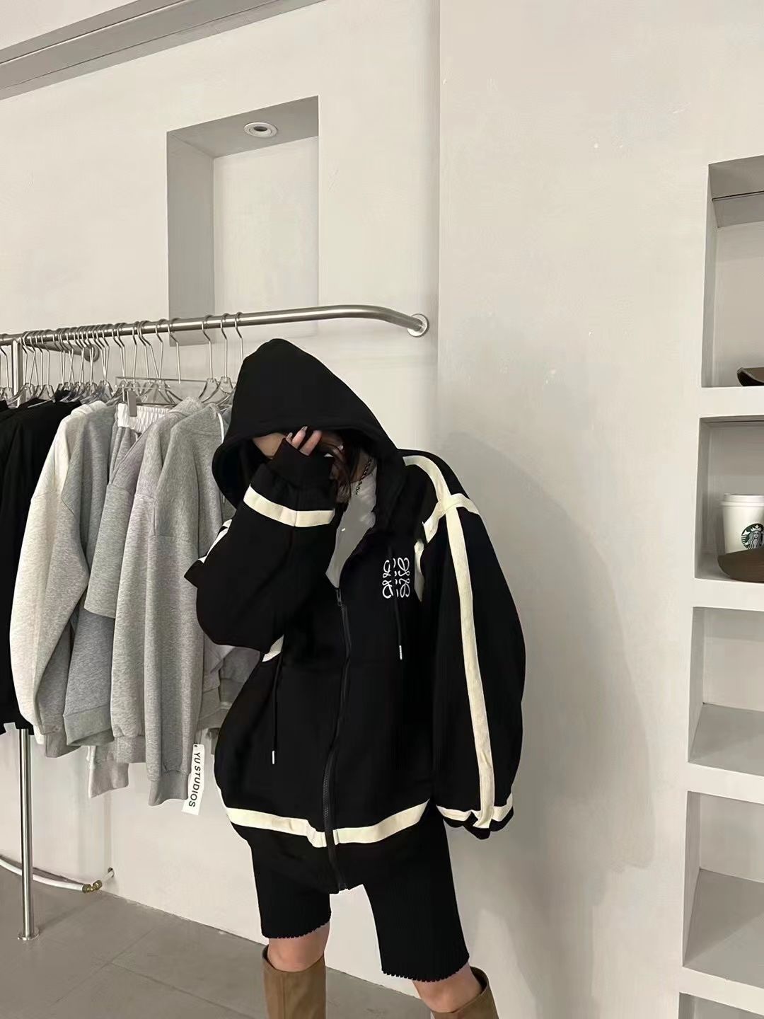 LOEWE コントラストの刺繍が施されたコート カーディガン   スウェットクル  パーカー