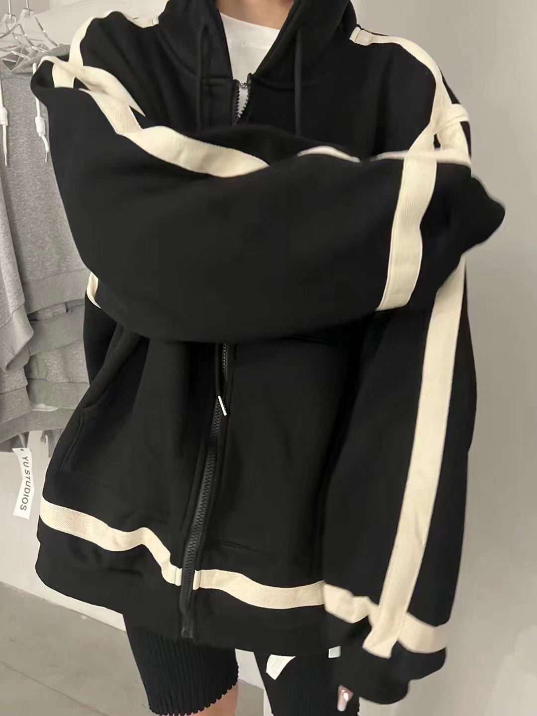 LOEWE コントラストの刺繍が施されたコート カーディガン   スウェットクル  パーカー