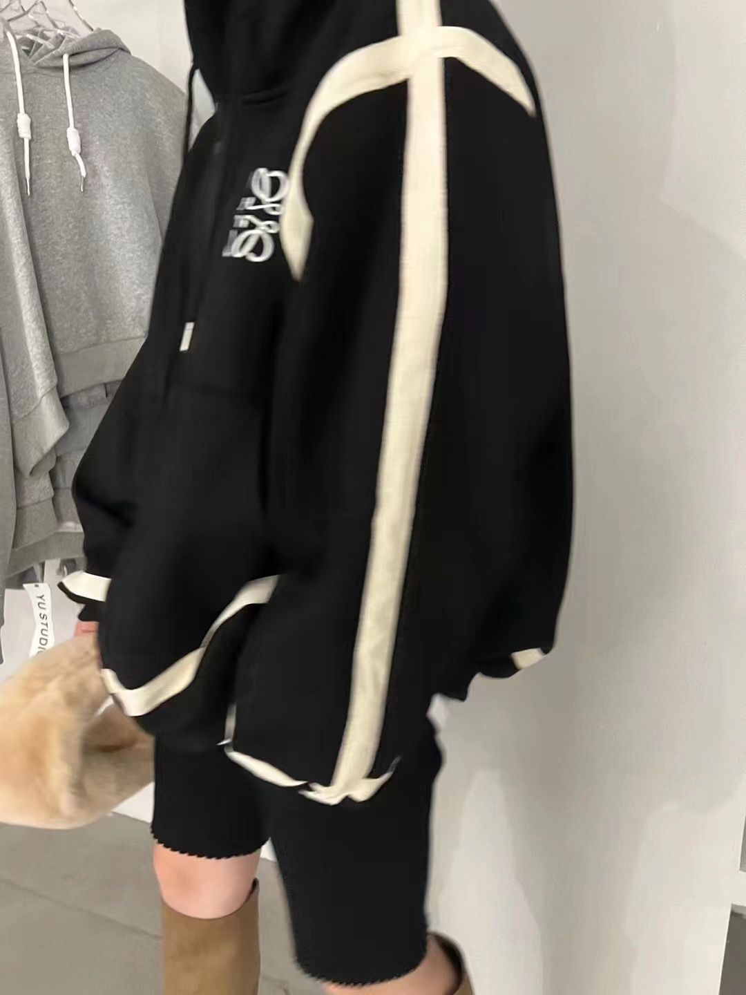 LOEWE コントラストの刺繍が施されたコート カーディガン   スウェットクル  パーカー