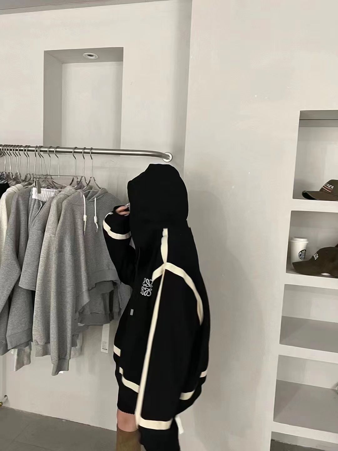 LOEWE コントラストの刺繍が施されたコート カーディガン   スウェットクル  パーカー